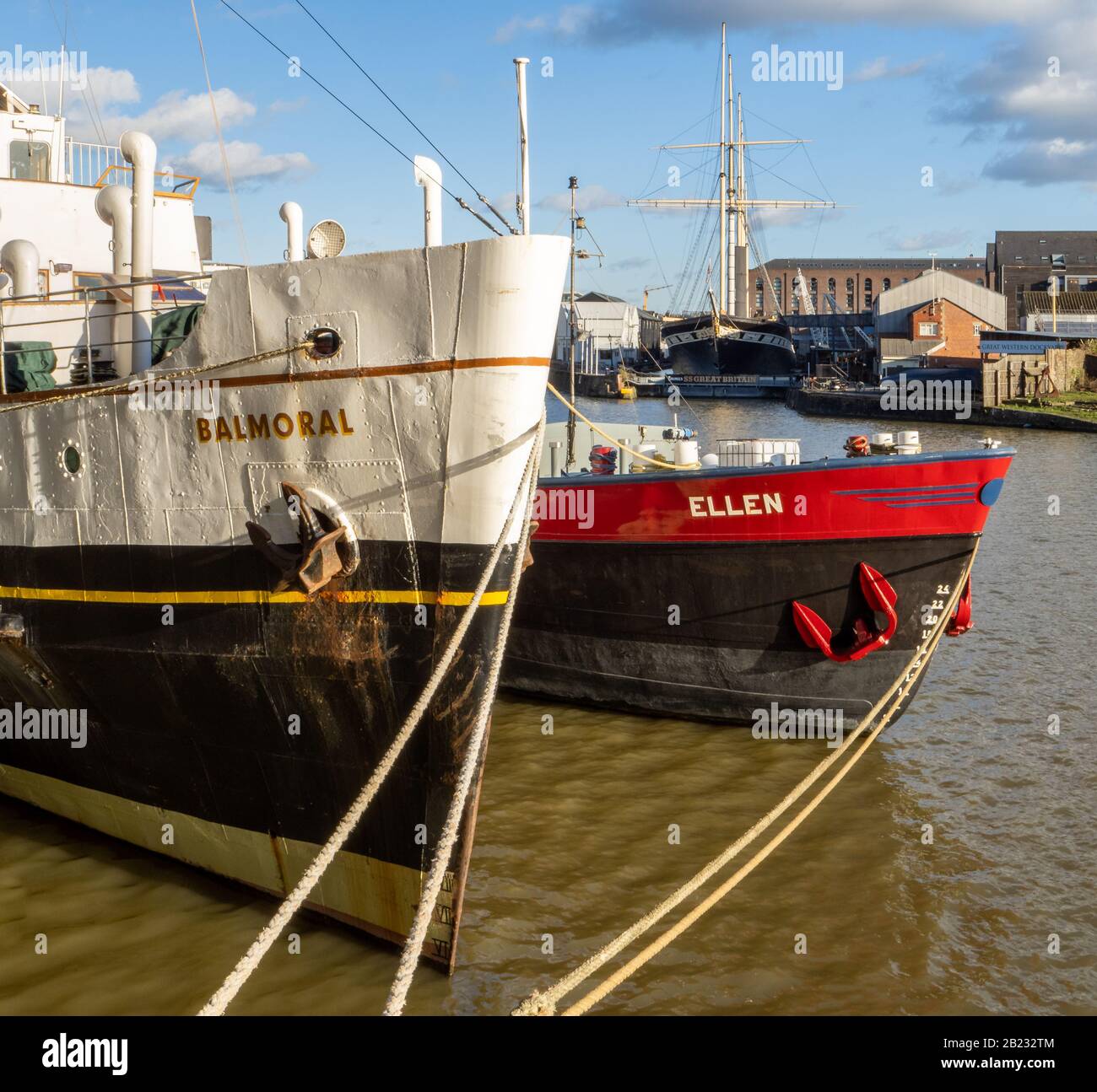 Die MV Balmoral und die holländische Barge Ellen double moored on Bristol's Floating Harbor with the SS Great Britain in Dry Dock on the Gegenbank Stockfoto