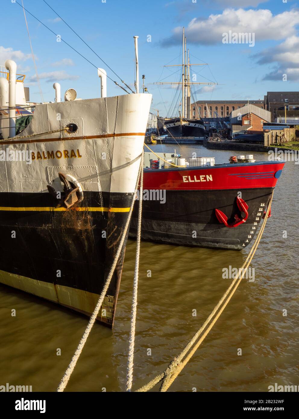 Die MV Balmoral und die holländische Barge Ellen double moored on Bristol's Floating Harbor with the SS Great Britain in Dry Dock on the Gegenbank Stockfoto