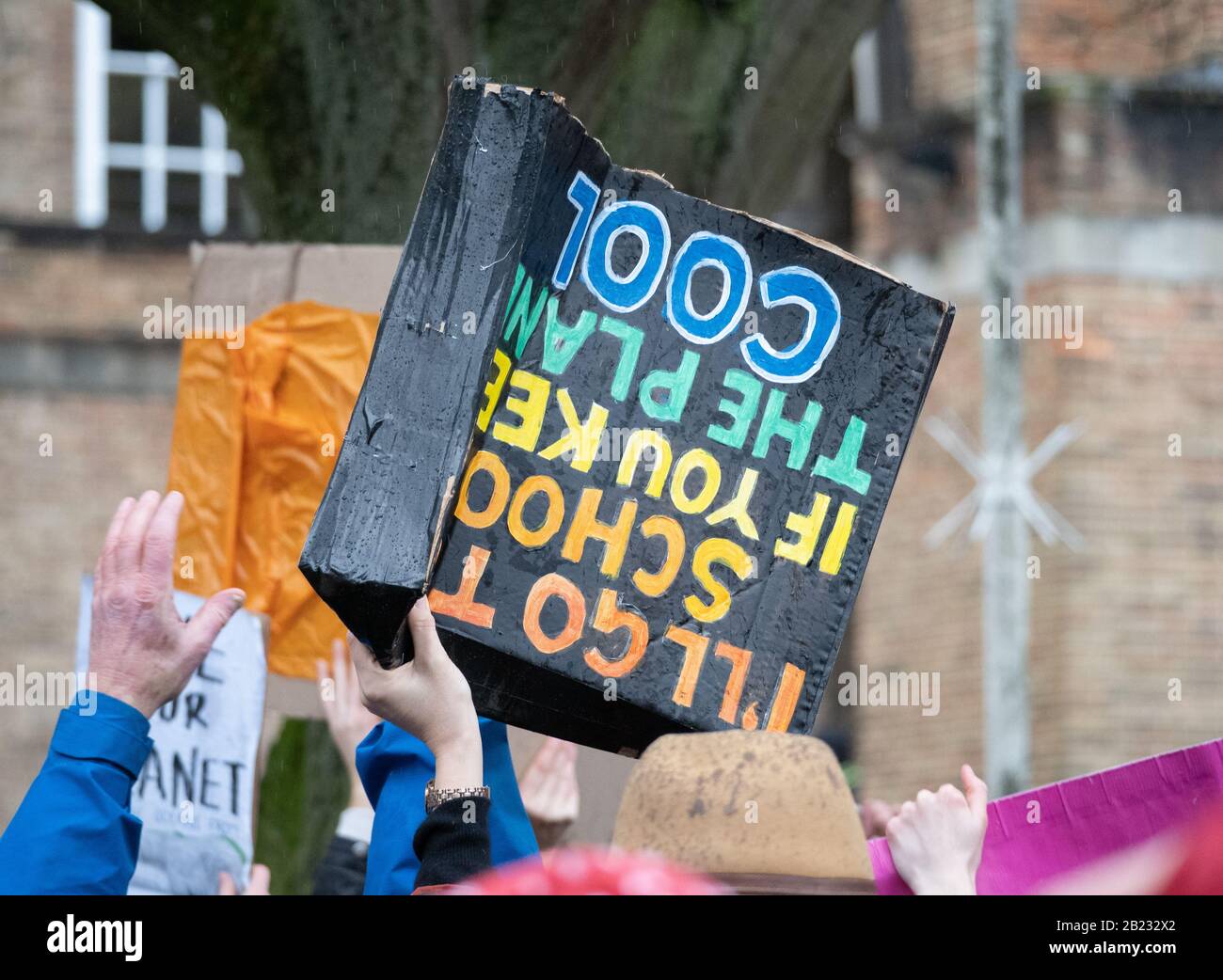 Banner beim "March for Climate and School Strike" in Bristol UK am 28. Februar 2020, bevor Greta Thumberg auf College Green spricht Stockfoto