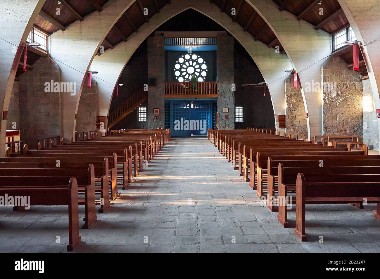 Sonnenlicht, das durch die Fenster des Wahrzeichen St. Mary, der Kirche der Jungfrau in Sagada, Luzon, Philippinen, scheint, die von amerikanischen Missionaren erbaut wurde. Stockfoto