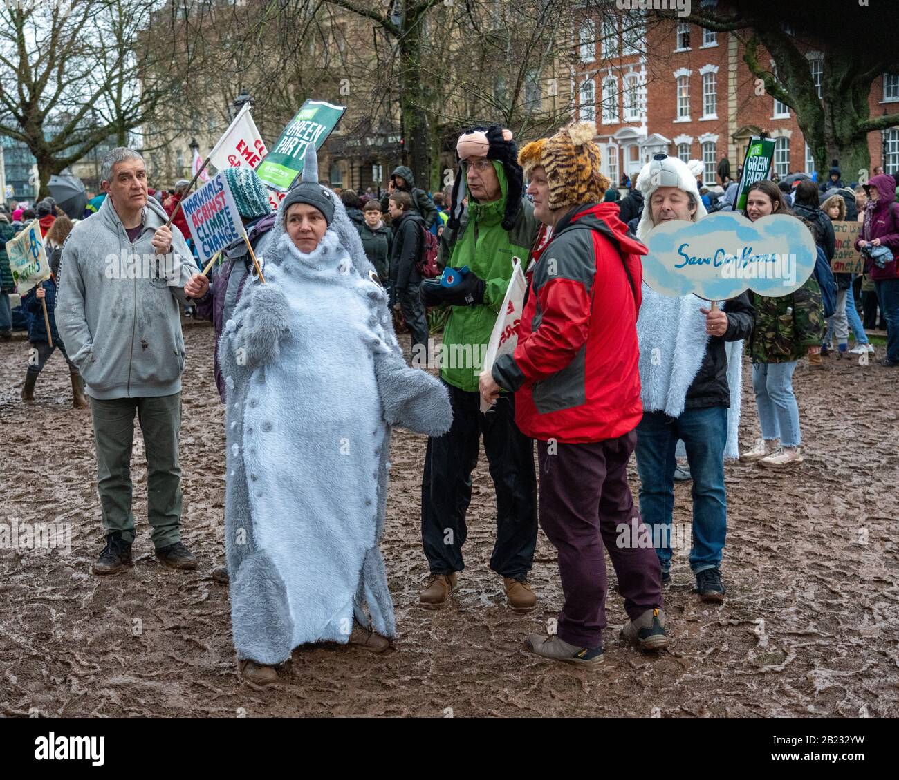 März für Klima- und Schulstreik in Bristol UK am 28. Februar 2020, nachdem Greta Thumberg auf College Green gesprochen hatte Stockfoto