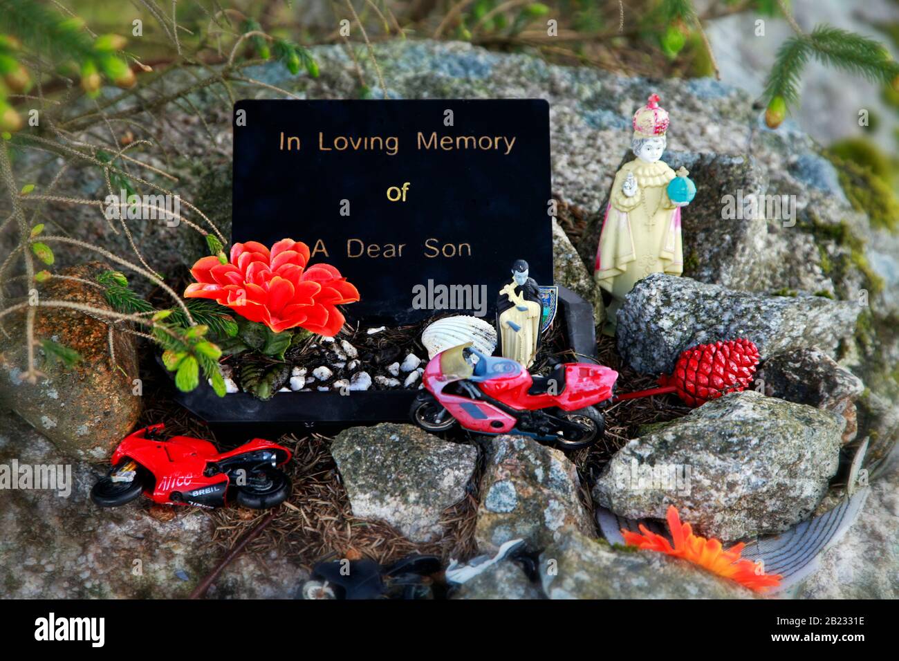 Ein einfacher Straßenheiligtum in Erinnerung an einen jungen Mann, der bei einem Motorradunfall an diesem Ort in den Dublin Mountains getötet wurde Stockfoto