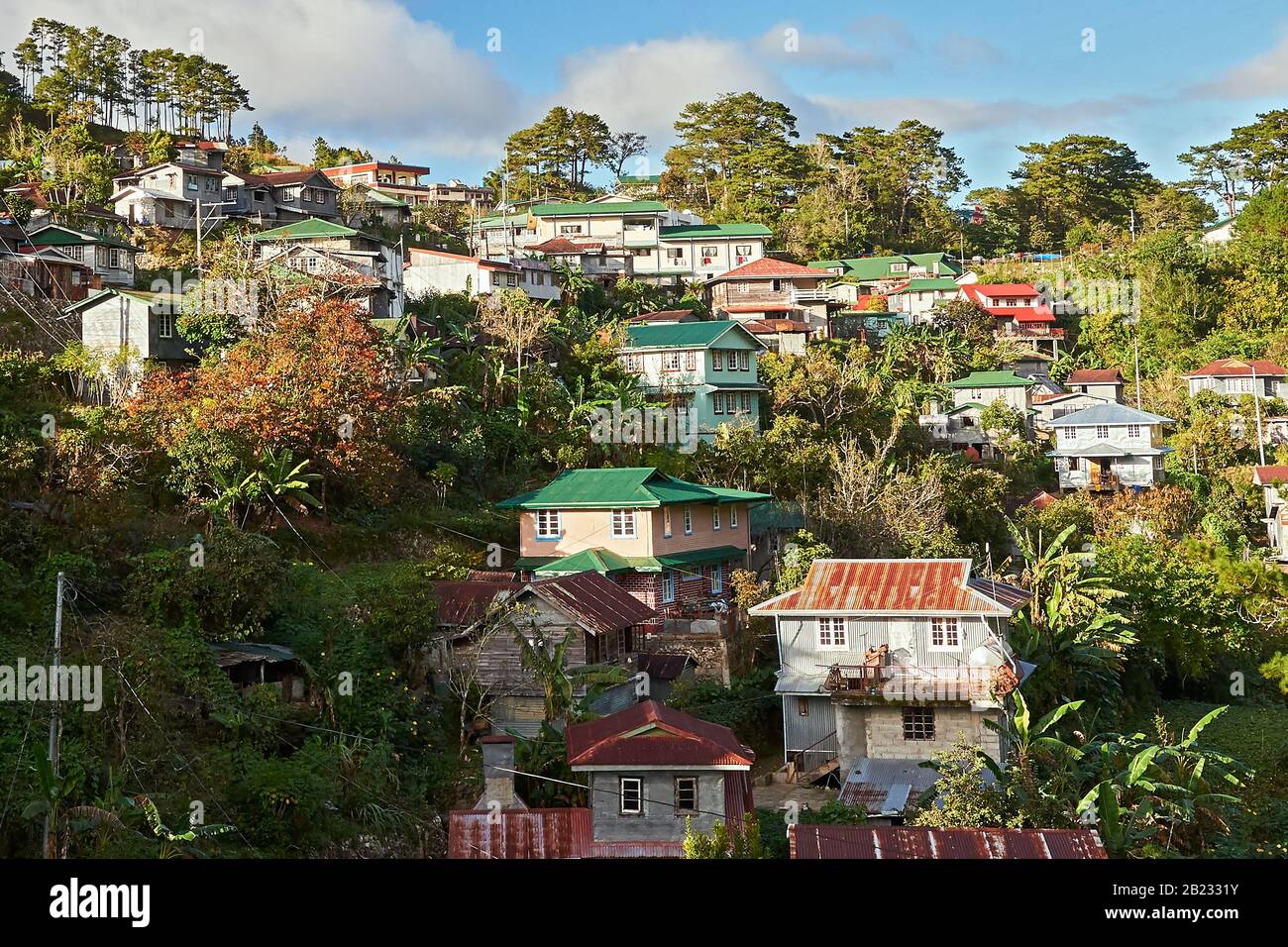 Malerische Aussicht auf traditionell erbaute Häuser mit rostigen Metalldächern und Metallblechen zum Schutz der Wände, die im Stadtzentrum von Sagada, Philippinen, zu sehen sind Stockfoto
