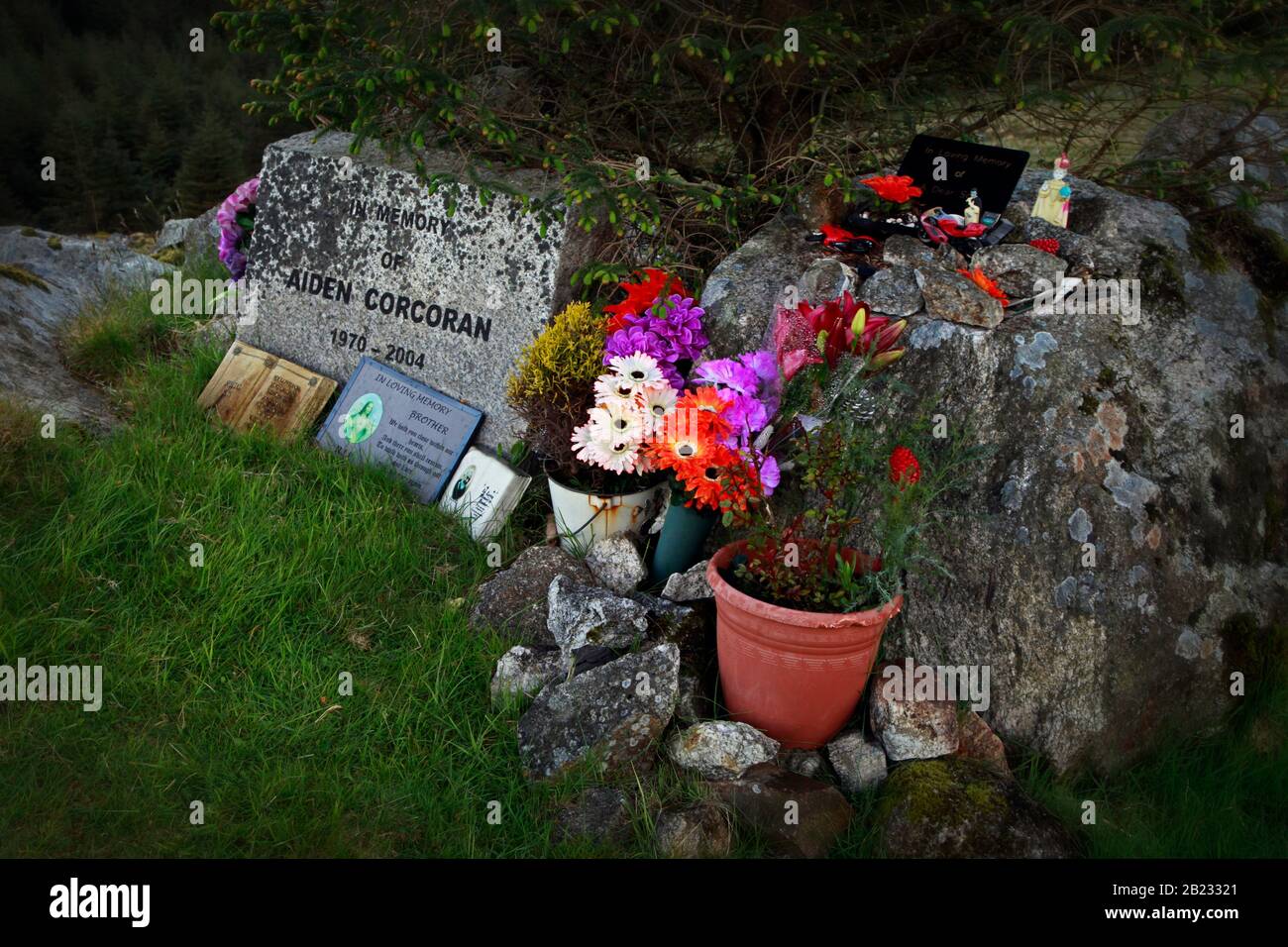 Ein einfacher Straßenheiligtum in Erinnerung an einen jungen Mann, der bei einem Motorradunfall an diesem Ort in den Dublin Mountains getötet wurde Stockfoto