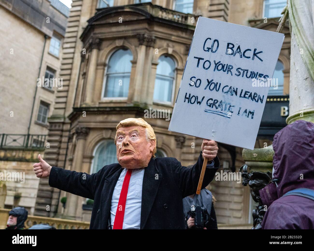 Mann in einer Donald Trump-Maske, die Kinder für den Schulstreik auf dem Greta Thunberg Marsch zum Klima in Bristol UK anmahnen lässt Stockfoto