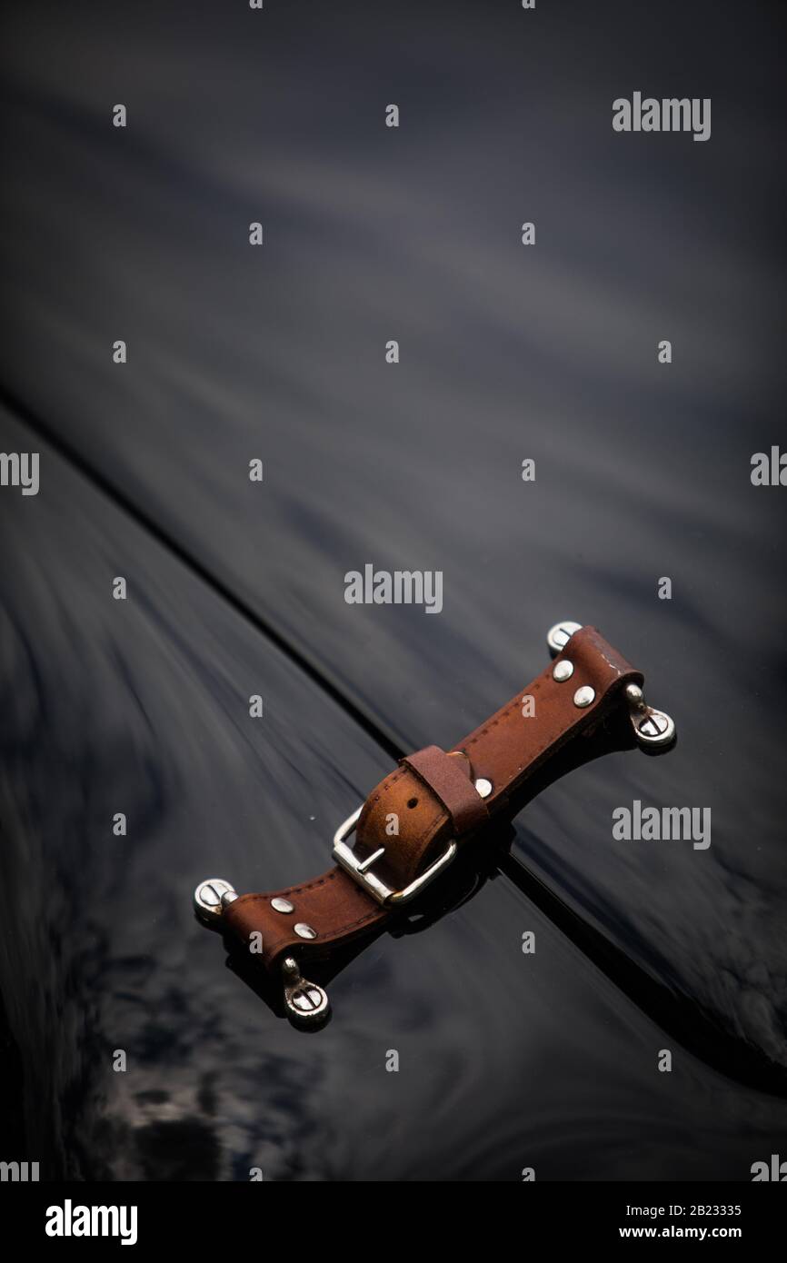 Alte klassische Vintage Racing Car Hood und Lederband. Stockfoto
