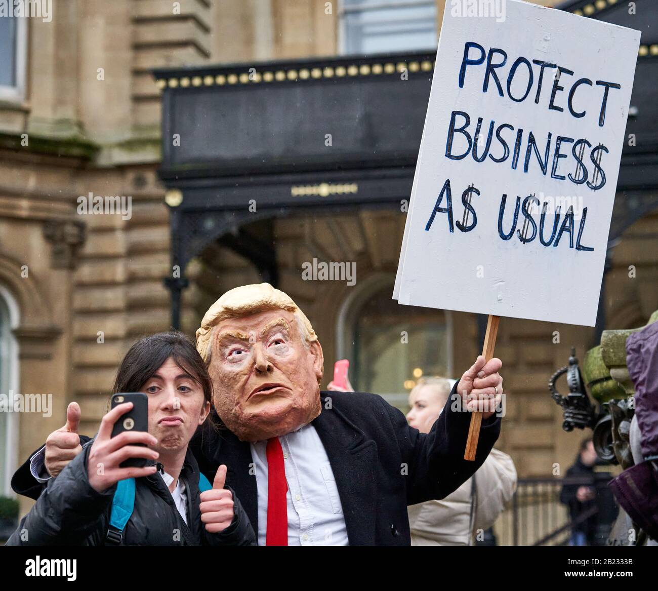 Ein junger Mann posiert für ein selfie mit Donald Trump, der Kinder dafür ermaht, auf dem Greta Thunberg Marsch für das Klima in Bristol UK in Schulstreik zu stehen Stockfoto