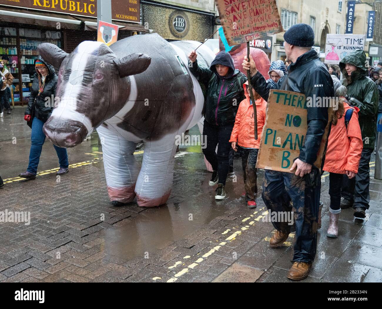Aufblasbare Kuh beim "March for Climate and School Strike" in Bristol UK am 28. Februar 2020, nachdem Greta Thumberg auf College Green gesprochen hatte Stockfoto