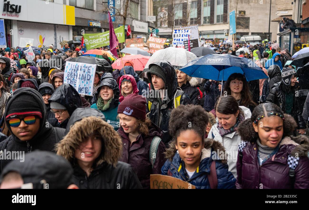 März für Klima- und Schulstreik in Bristol UK am 28. Februar 2020, nachdem Greta Thumberg auf College Green gesprochen hatte Stockfoto