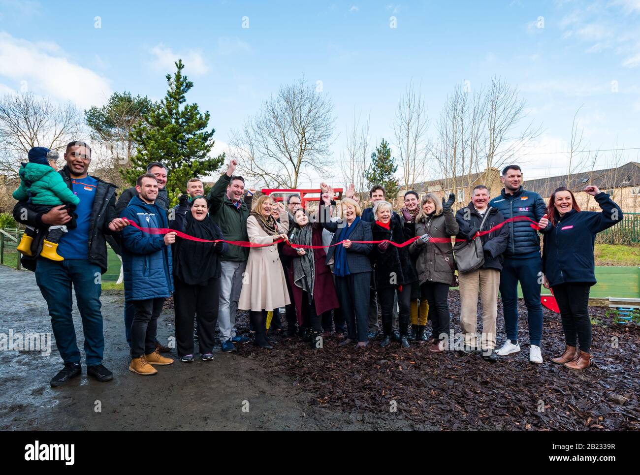 Edinburgh, Schottland, Großbritannien. Februar 2020. Love Gorgie Farm: Lynn Bell, CEO der Wohltätigkeitsorganisation Love Learning, wird von lokalen Berühmtheiten wie Spielern aus Hearts und Hibernian Fußballmannschaften, Schottland und Edinburgh Rugby Players & Lokalpolitikern und ratsvertretern bei der Wiedereröffnung der Farm hinzugekommen. Love Gorgie Farm hat zum Ziel, die Bildungs- und Lebenschancen von schutzbedürftigen Kindern, Jugendlichen und Erwachsenen zu verbessern. Es ist 7 Tage die Woche geöffnet und bietet Bildungs-, Umwelt- und Sozialprogramme Stockfoto