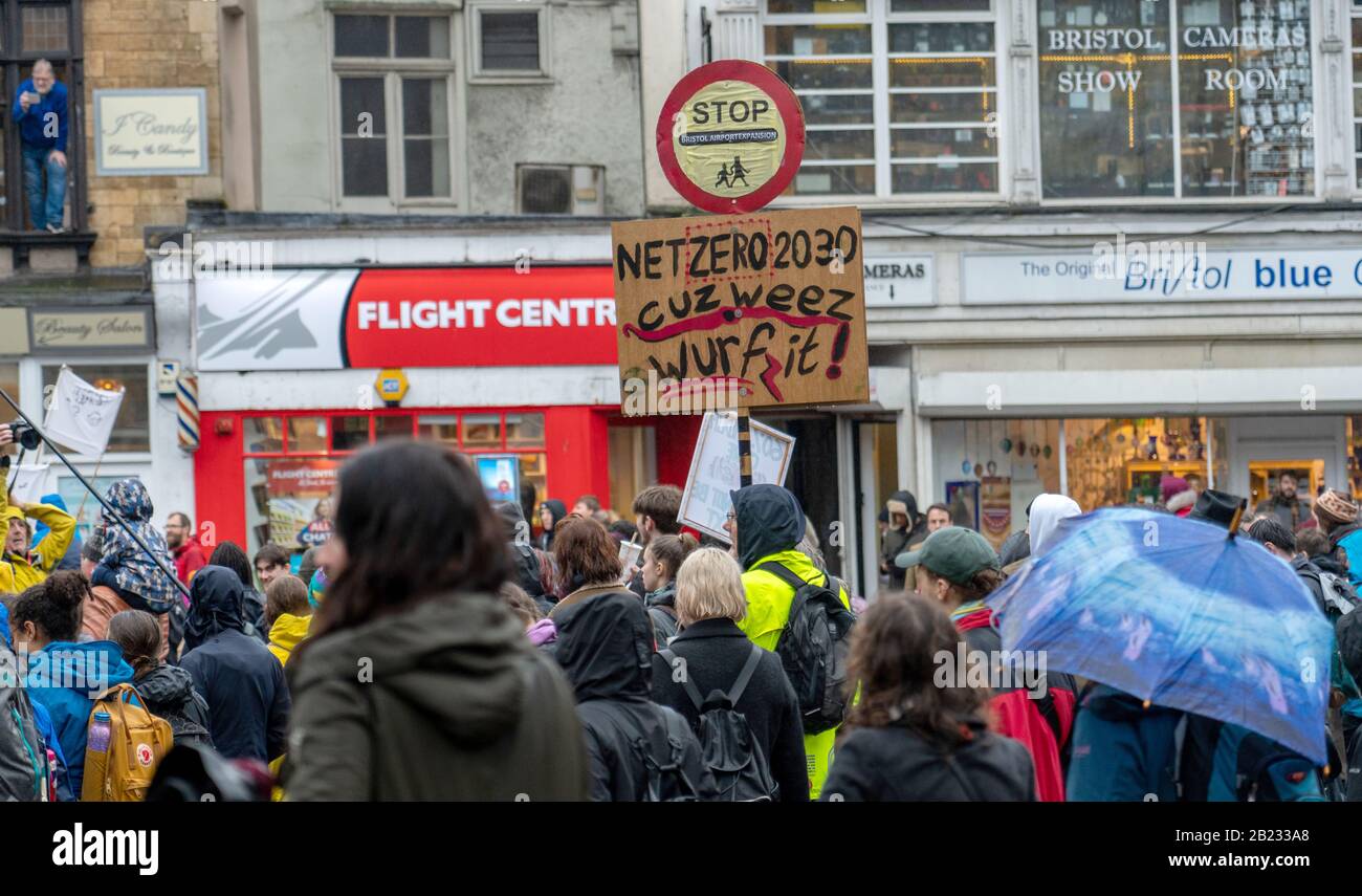 Halten Sie das Bristol Airport Banner vor Dem Flight Center auf School Strike for Climate in Bristol UK an, nachdem Greta Thumberg auf College Green gesprochen hat Stockfoto