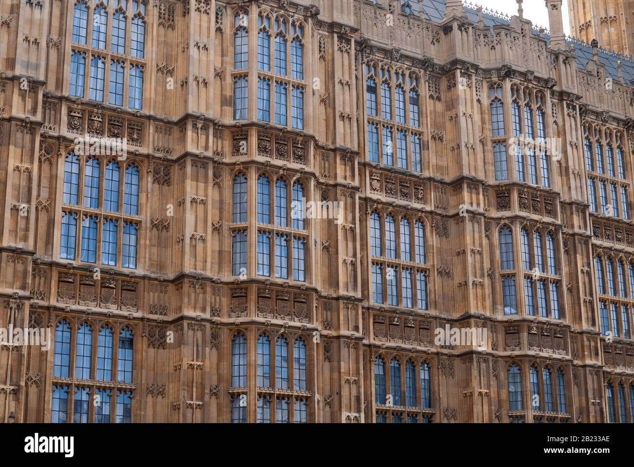 Fensterfassade des Palace of Westminster, London, Großbritannien Stockfoto