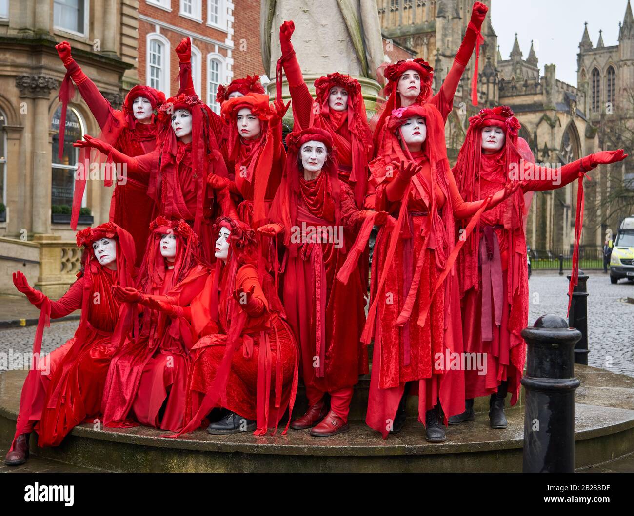 Die Rote Brigade des Aussterbens Rebellion zeigt ihre markanten Posen in friedlichem Protest, der Maßnahmen zum Klimawandel unterstützt - Bristol UK Stockfoto