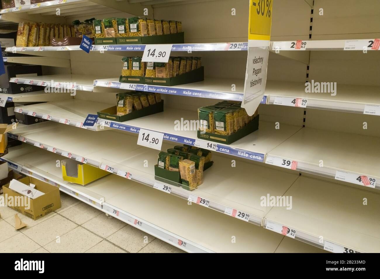 Prag, Tschechien - 28. Februar 2020: Leere Regale im Tesco Supermarkt. Mangel an Produktzubehör während der Panik des Corona-Virus Stockfoto