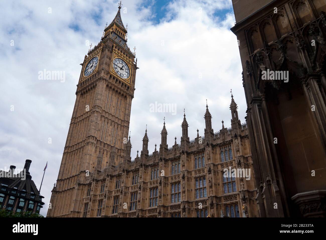 Der Palast von Westminster mit dem Queen Elizabeth Tower (Big Ben) auf der linken Seite. Westminster, London, Großbritannien Stockfoto