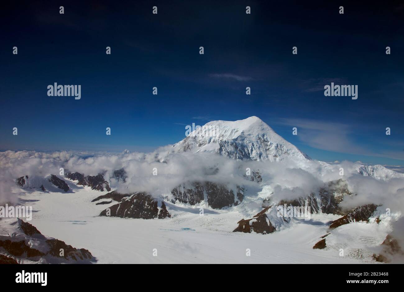 Denali NATIONAL PARK, USA - 06. August 2008 - Luftansicht des Mount McKinley oder Denali ("The Great One") in Alaska ist der höchste Berggipfel in North Am Stockfoto