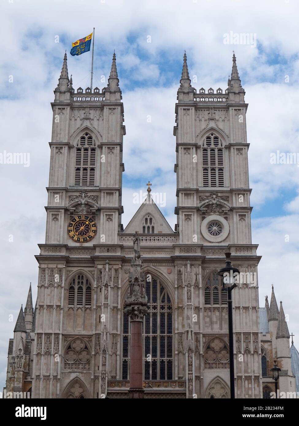 Die großen Zwillingstürme und die Westfassade der Westminster Abbey. Westmister, London, Großbritannien Stockfoto