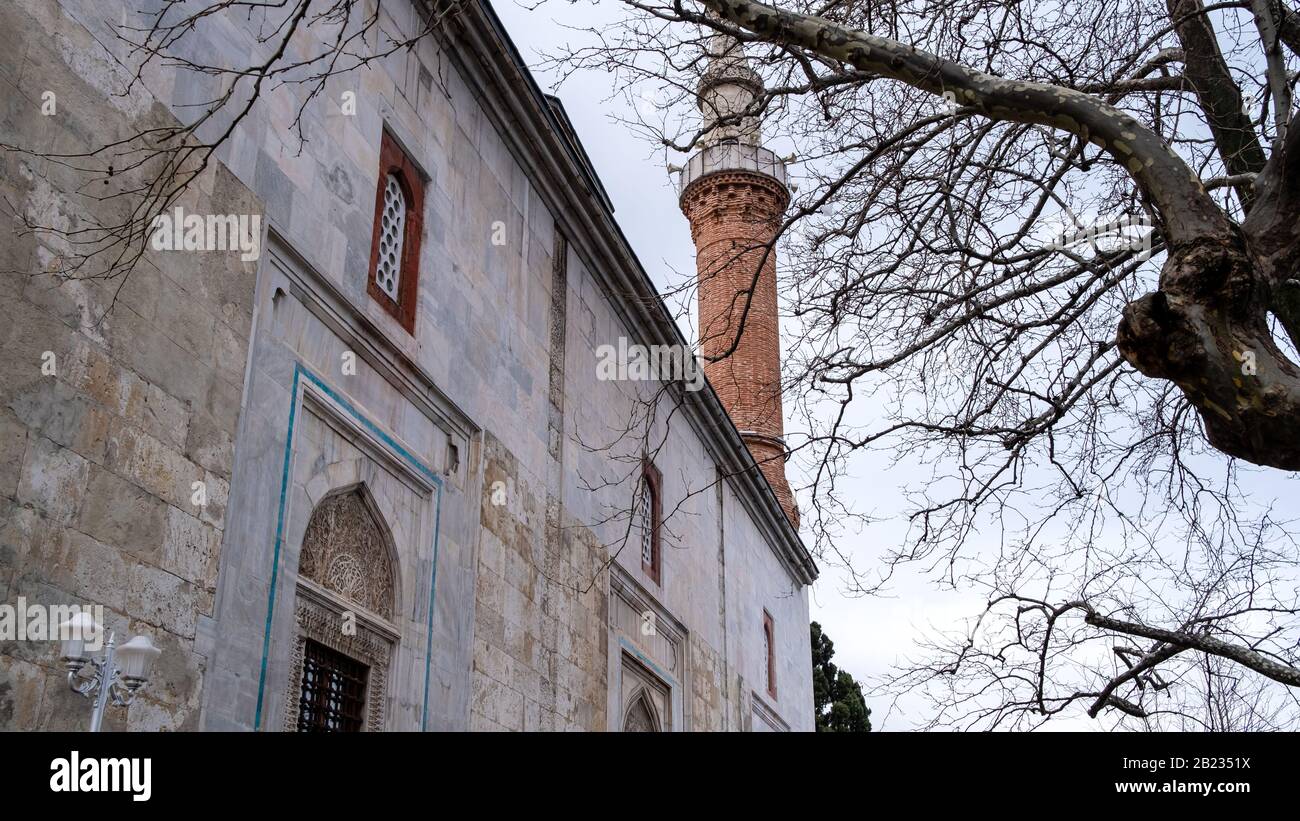 Bursa/ Türkei - 02/16/2020: Historische Moschee von Gazi Orhan, 1339. Jahrhundert ottomanische Architektur, die Moschee wurde im Jahre 1945 erbaut. Außenansicht von der Moschee. Bu Stockfoto