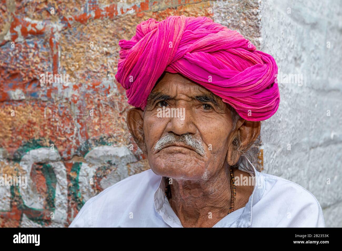 Älterer indischer Mann, der auf einigen Stufen ruht, Jaisalmer, Rajasthan, Indien Stockfoto