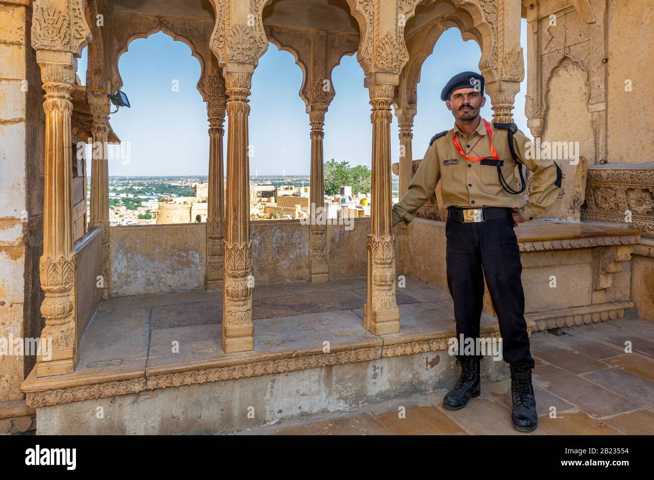 Eine Wache in Jaisalmer Fort, Rajasthan, Indien Stockfoto