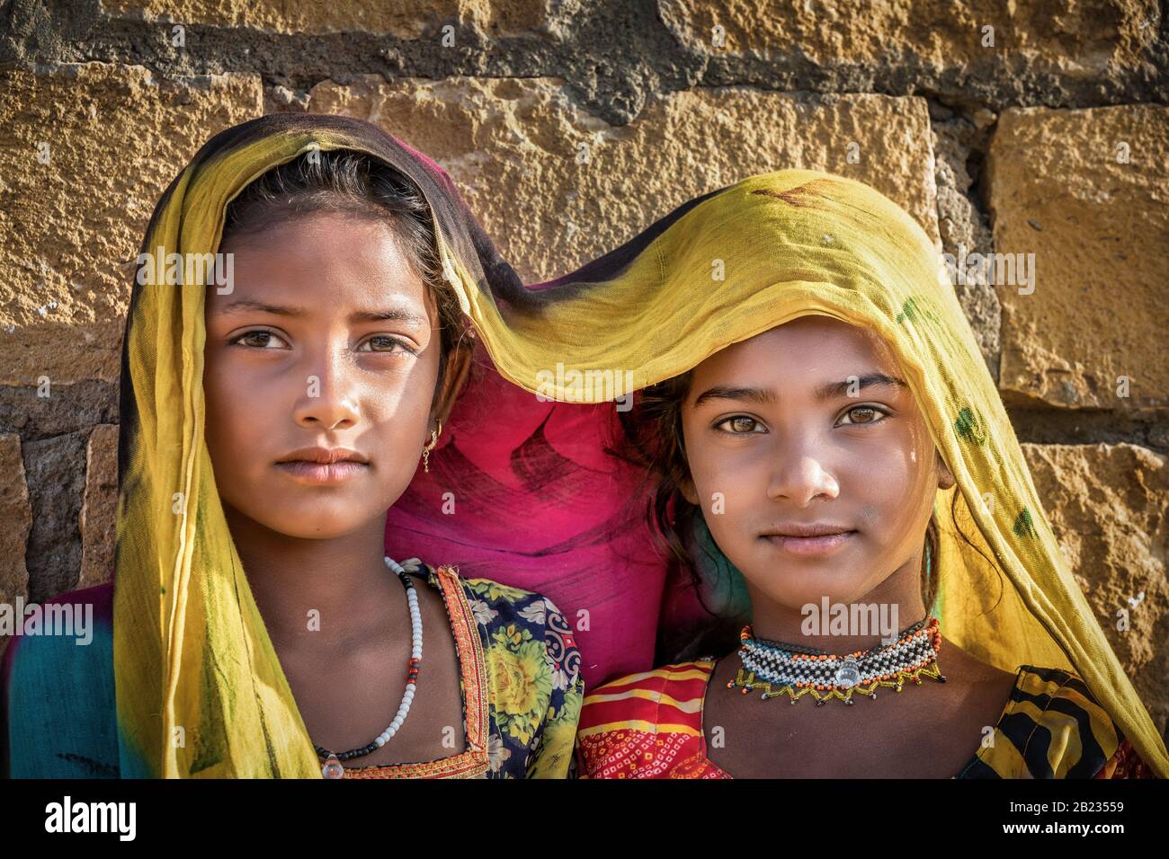 Porträt zweier indischer Mädchen, Thar-Wüste, Rajasthan, Indien Stockfoto