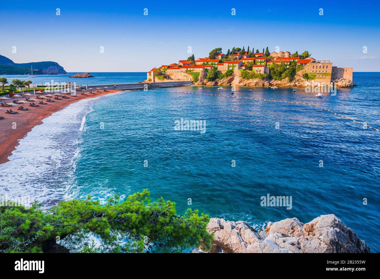 Sveti Stefan, Montenegro. Alte historische Stadt und Resort auf der Insel. Stockfoto