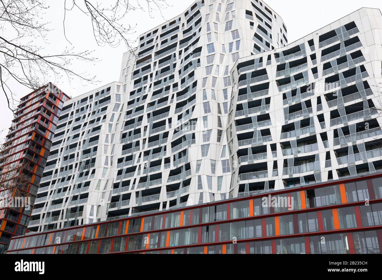 Moderne Architektur mit Apartments in der Innenstadt von Rotterdam, Niederlande Stockfoto