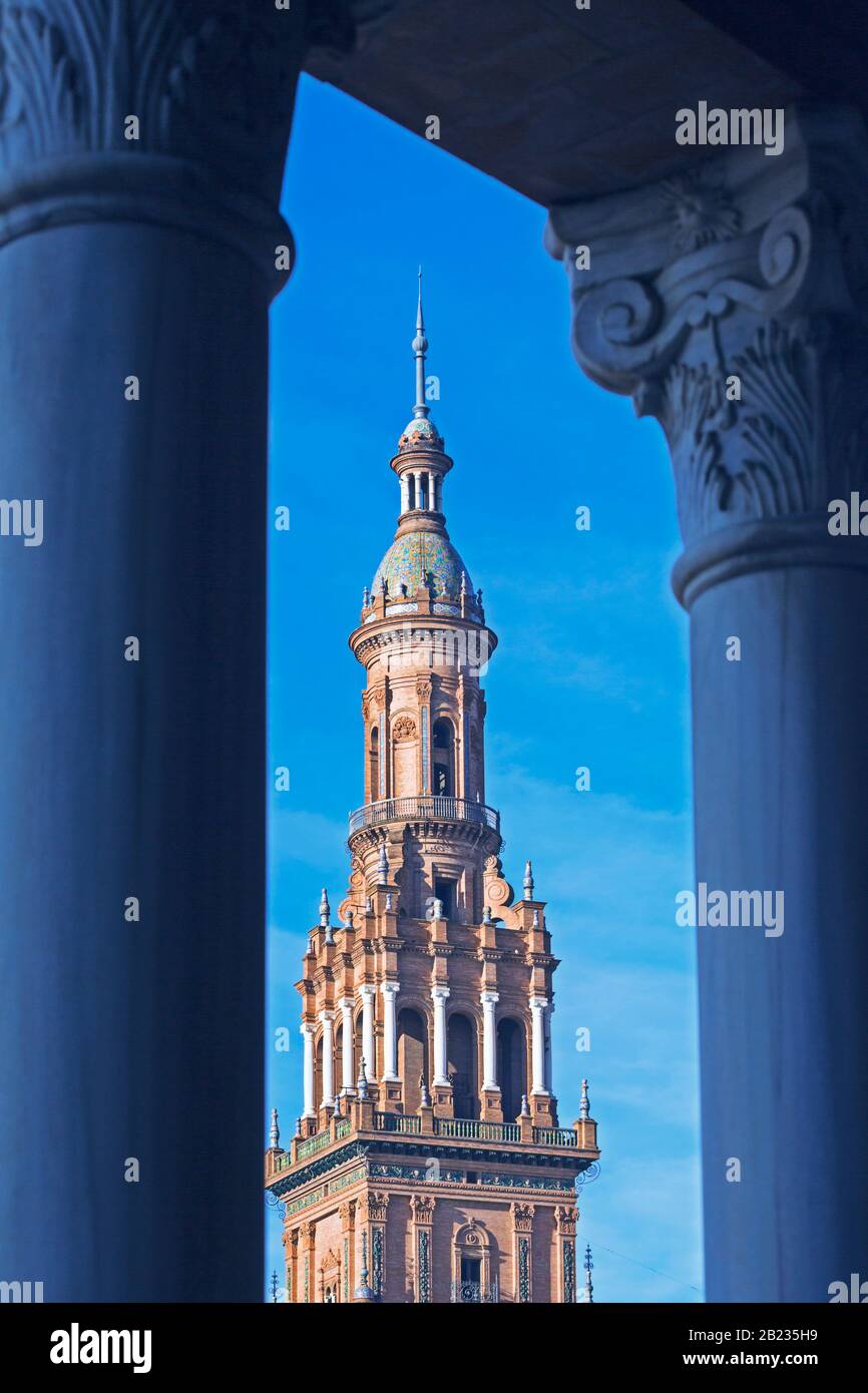 Sevilla, Provinz Sevilla, Andalusien, Südspanien. Nordturm der Plaza de España. Die plaza wurde für die Ibero-amerikanische Ausstellung vom 19 Stockfoto