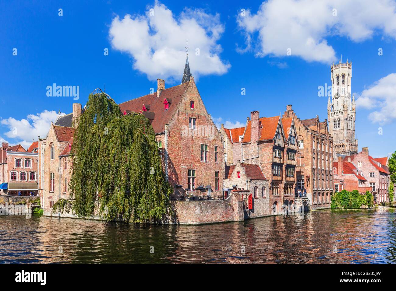 Brügge, Belgien. Die rozenhoedkaai Canal in Brügge mit dem Glockenturm im Hintergrund. Stockfoto