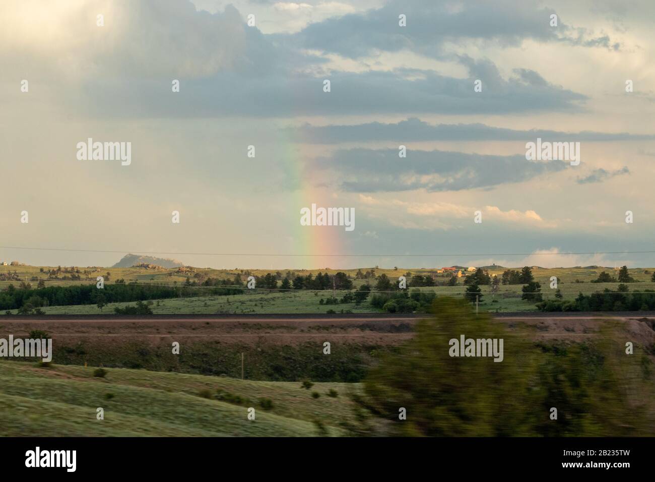 Ein Regenbogen über einem Feld. Hochwertige Fotos Stockfoto