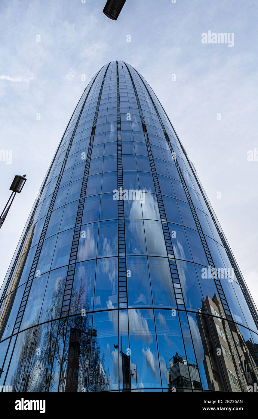 Ein Beispiel für Die Vertikale Regel Der Führenden Linien der Fotografie ist der Blick nach oben auf die hoch aufragenden Glasgebäude im Londoner Finanzviertel Stockfoto