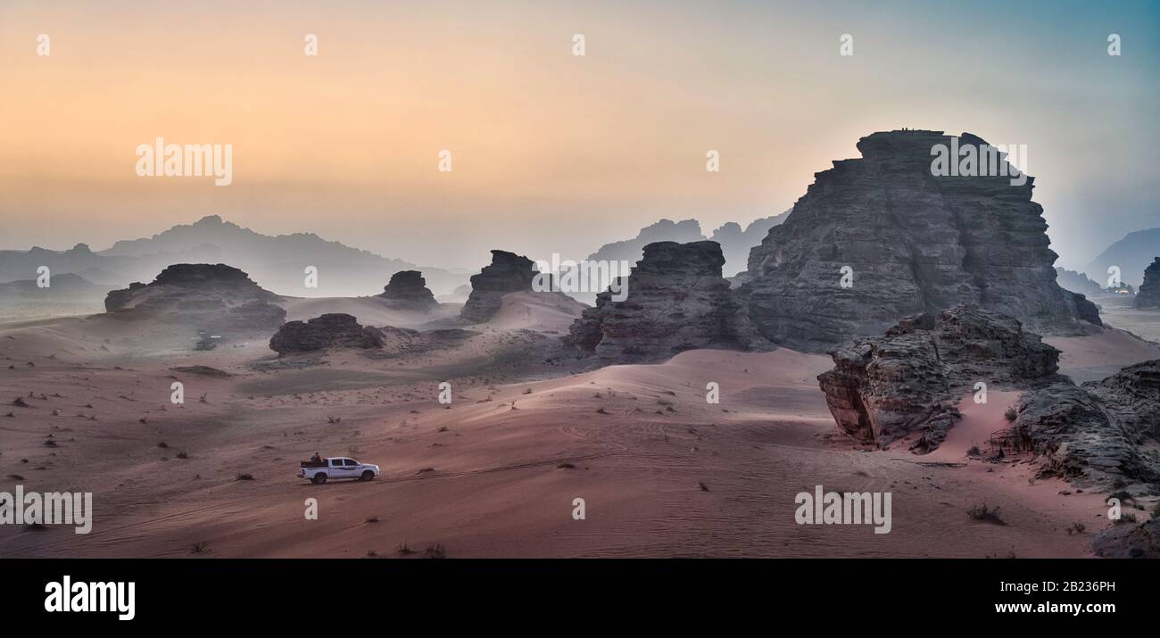 Foto der Landschaft der Wüste Wadi Rum zum Sonnenuntergang Stockfoto