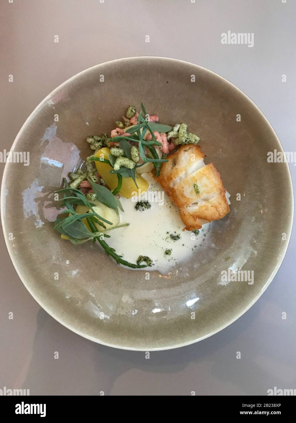 Erster Gang Fisch mit Kräutern und Garnelen in einer Schüssel Stockfoto