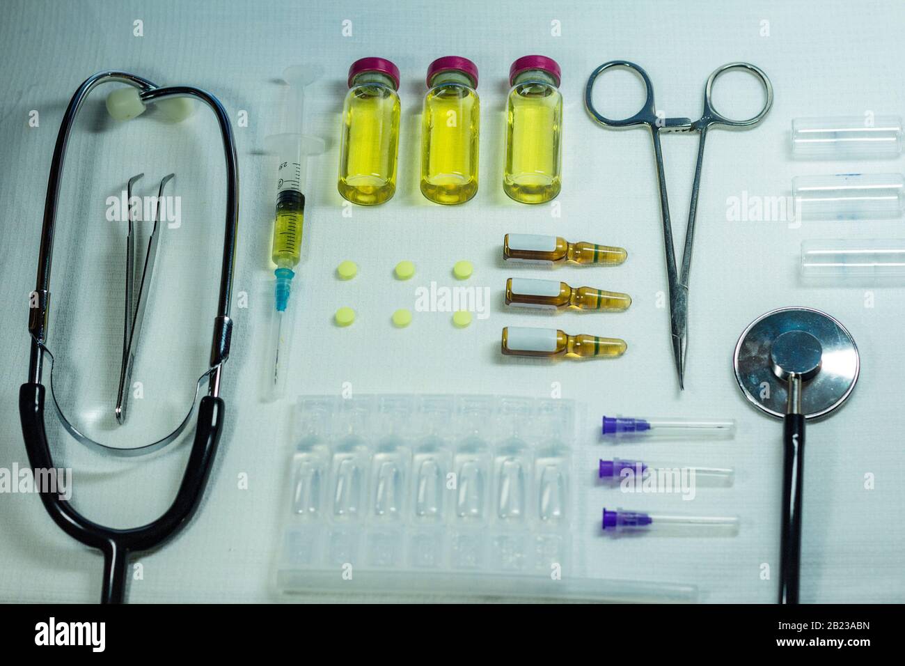 Medizinisches Instrument auf weißem Hintergrund. Stockfoto