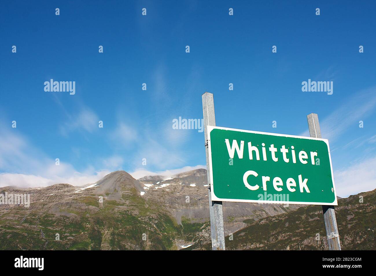 Whittier Creek, Alaska, USA: Stadt ​​sign mit schneebedeckten Bergen im Hintergrund Stockfoto
