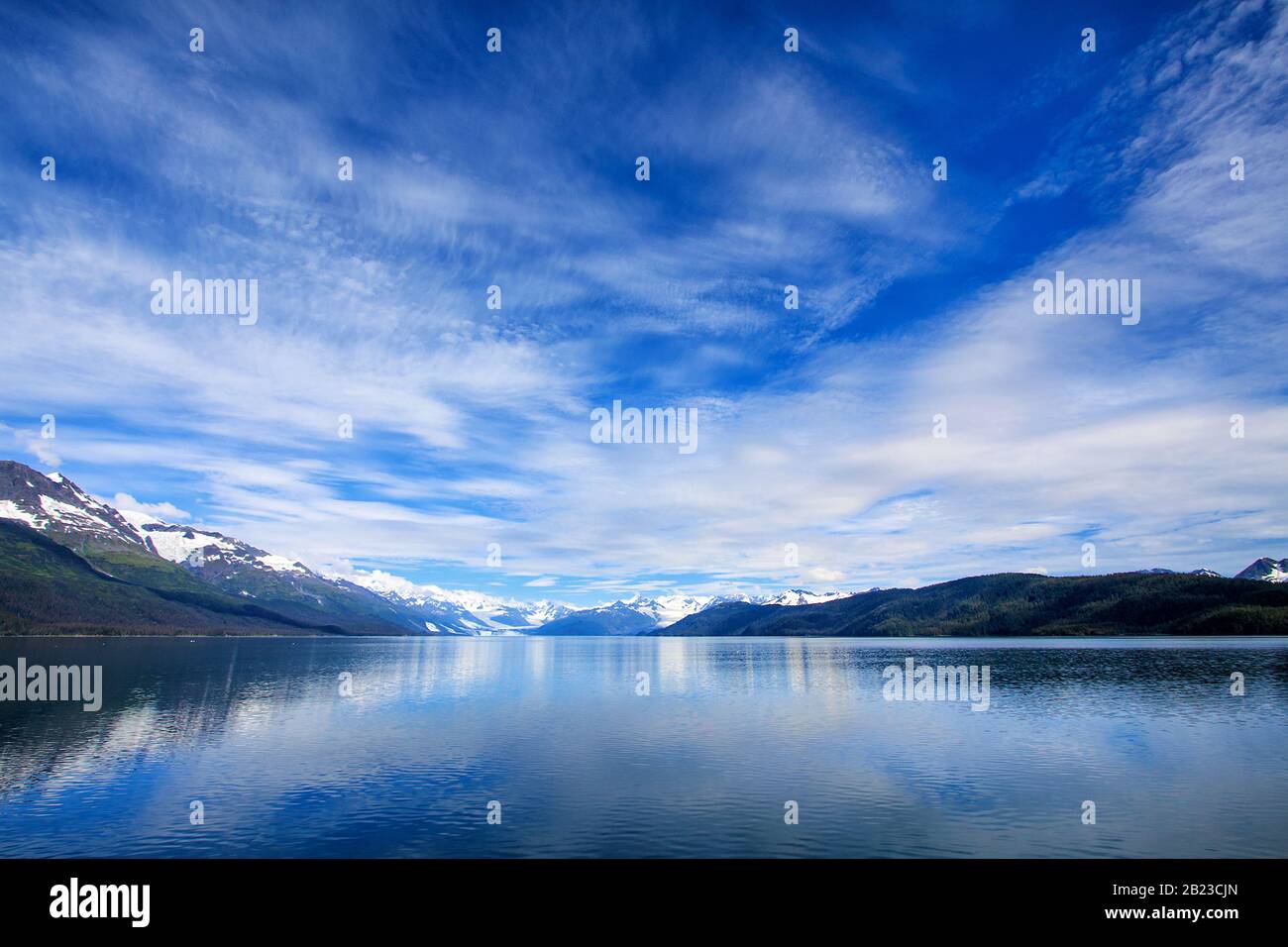 Alaska, USA: Panoramablick auf den Prince William Sound (Golf von Alaska) mit Gletschern und Reflexionen auf Wasser Stockfoto