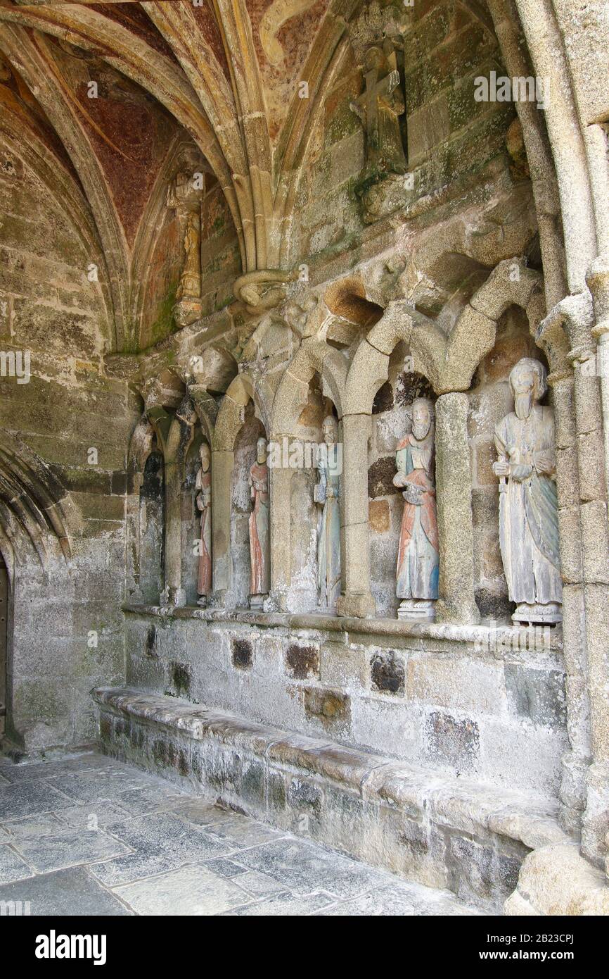 Mittelalterlichen Holzstatuen von Heiligen - Apostel - am Eingang zur Kapelle von Kermaria an Iskuit aus dem 13. Jahrhundert, Plouha, Bretagne, Frankreich Stockfoto