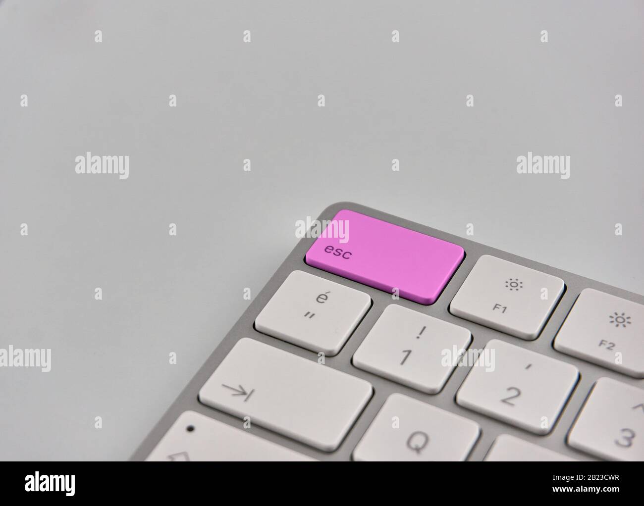 Teil einer Tastatur mit violetter esc-Taste Stockfoto