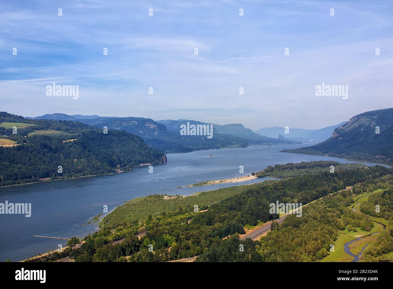 Corbett, Oregon, USA: Ausblick auf den Columbia River vom Vista House Stockfoto