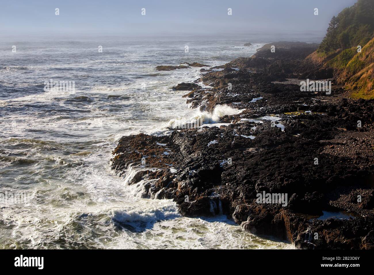 Oregon, USA: Wilde Küste von Oregon mit Wellen am Ufer und dunklem Himmel Stockfoto