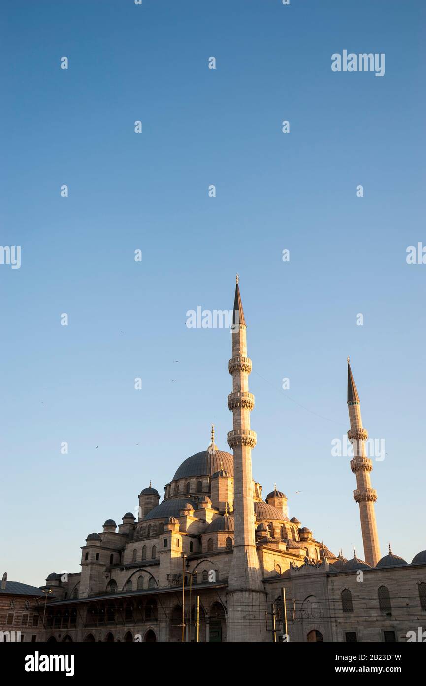 Goldener Sonnenuntergang Blick auf die Kuppeln und Minarette der Blauen Moschee gegen den klaren blauen Himmel in Istanbul, Türkei Stockfoto