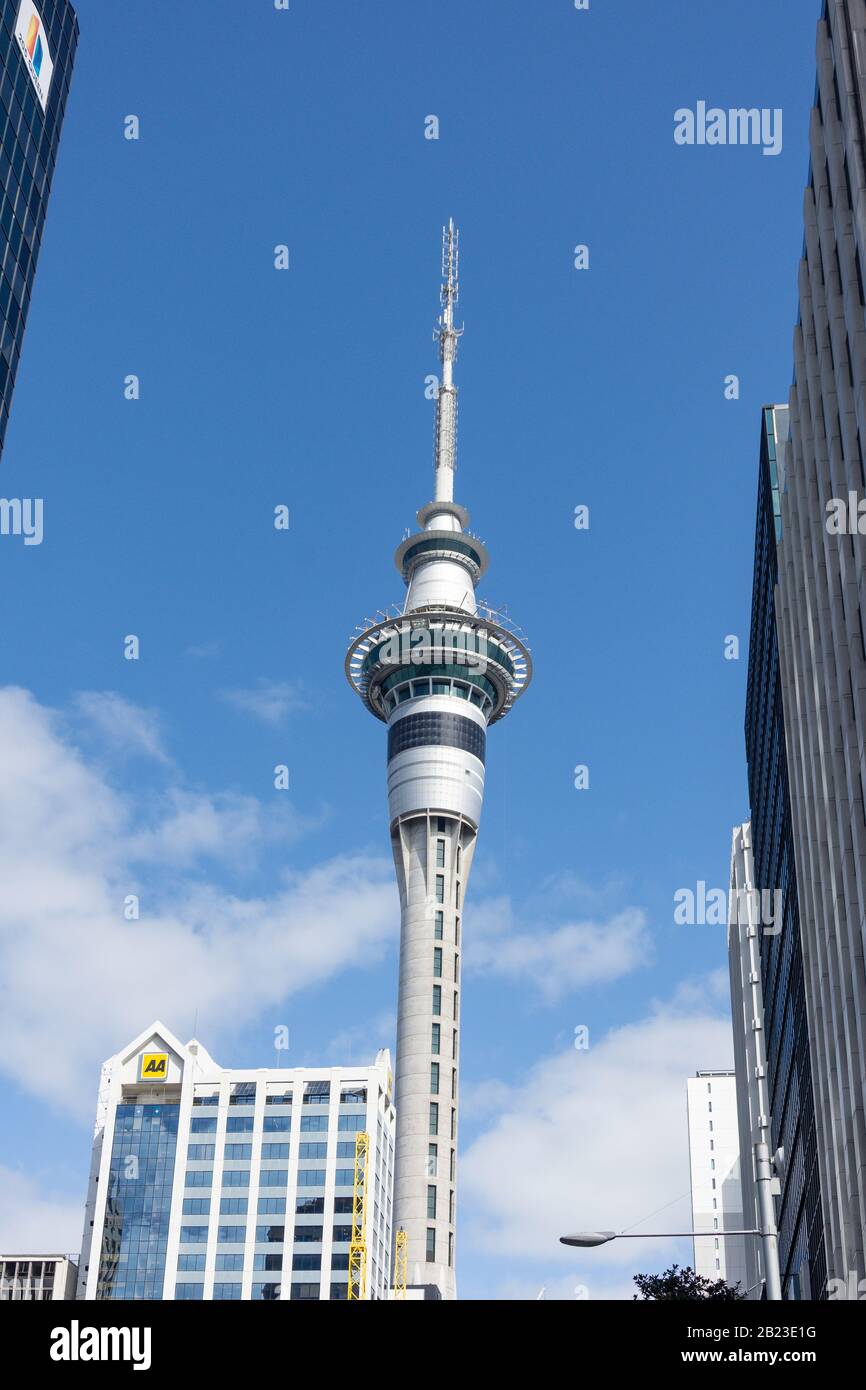 Der Sky Tower von Victoria Street, City Center, Auckland, Auckland Region, Neuseeland Stockfoto