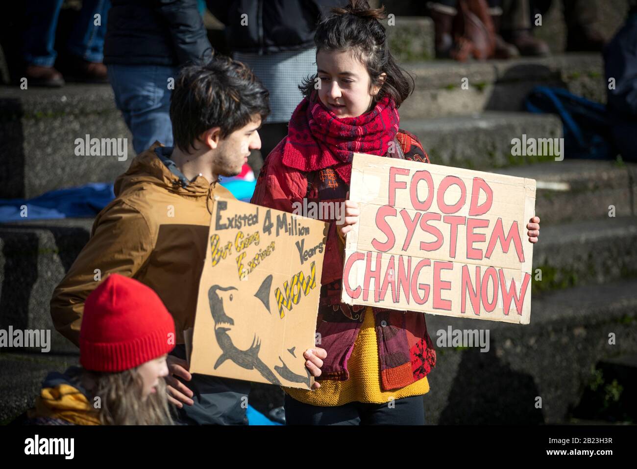 Einige der Hunderten von Menschen, die an der von Extinction Rebellion organisierten Parade der Blue Wave durch das Stadtzentrum von Glasgow teilnahmen, um die Gefahren zu sensibilisieren, die Glasgow und die Welt von Überschwemmungen durch den steigenden Meeresspiegel und einem erhöhten Auftreten von Stürmen ausgesetzt sind. PA Foto. Bilddatum: Samstag, 29. Februar 2020. Der Fotowredit sollte lauten: Jane Barlow/PA Wire Stockfoto