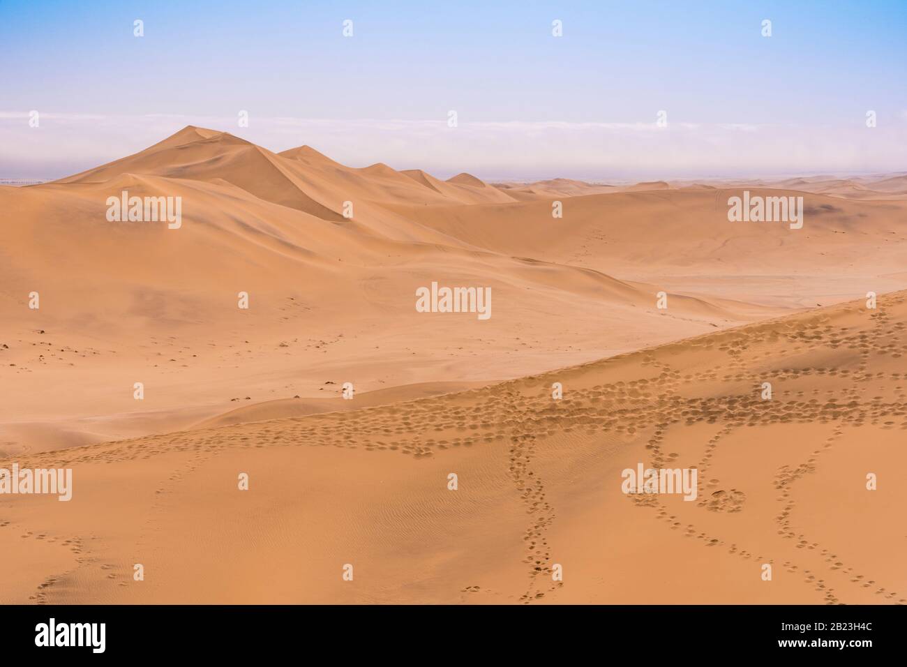 Blick auf die Wüste von Namib von Dune 7 in der Nähe von Swakopmund in Namibia. Stockfoto