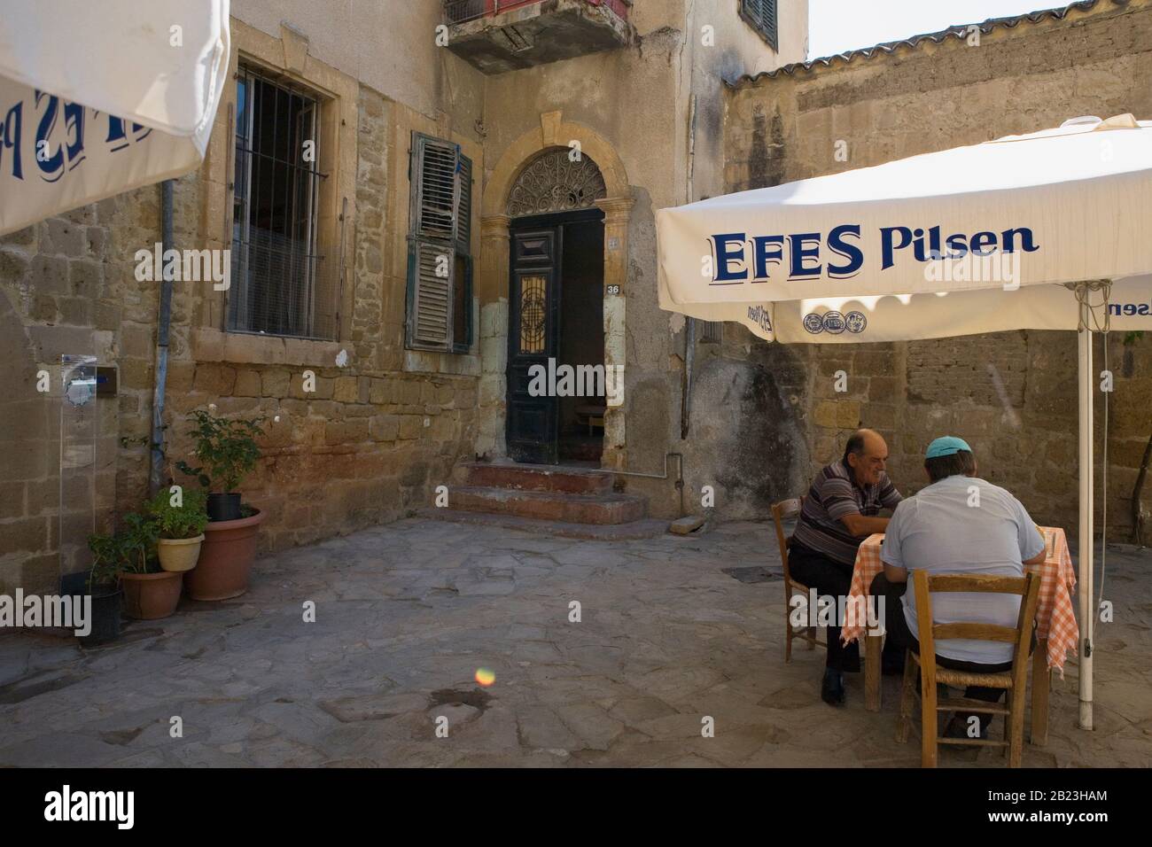 Mittagessen für zwei alte Männer in einem alten Café (Müze Dostları Cafe) gegenüber der Moschee, Züittüzade Sokak, Nord-Nikosia, Türkisches Zypern Stockfoto
