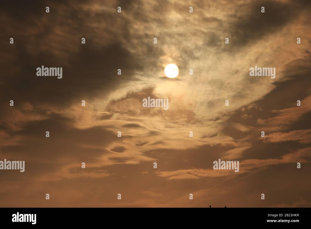 Schöner horizontaler Himmel mit Sonne und Wolken Stockfoto