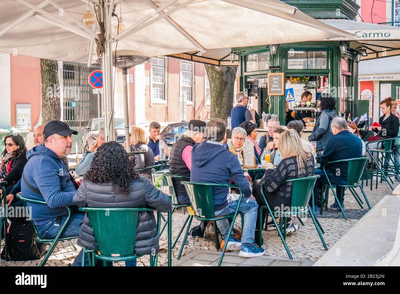 Menschen, die sich in einem Outdor-Café in Lissabon Portugal unterhalten Stockfoto