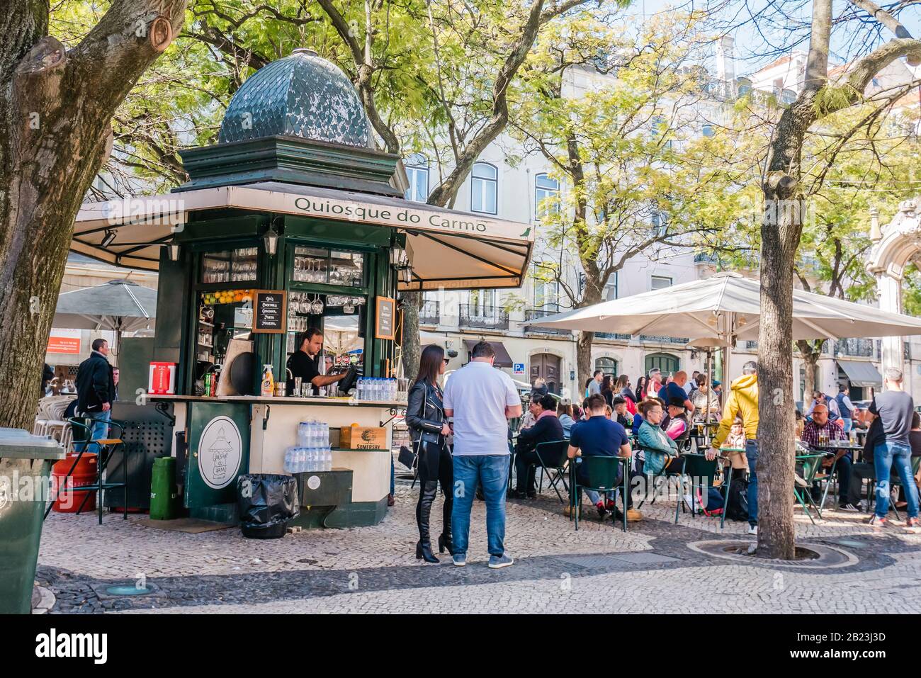 Menschen, die sich in einem Outdor-Café in Lissabon Portugal unterhalten Stockfoto
