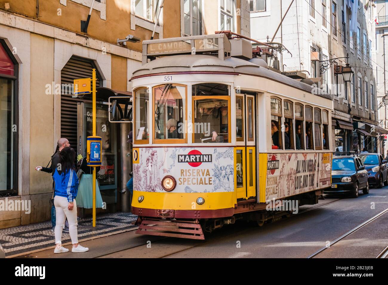 Touristen warten auf die gelbe Straßenbahn 28 in der Nähe der rua augusta in lissabon portugal Stockfoto