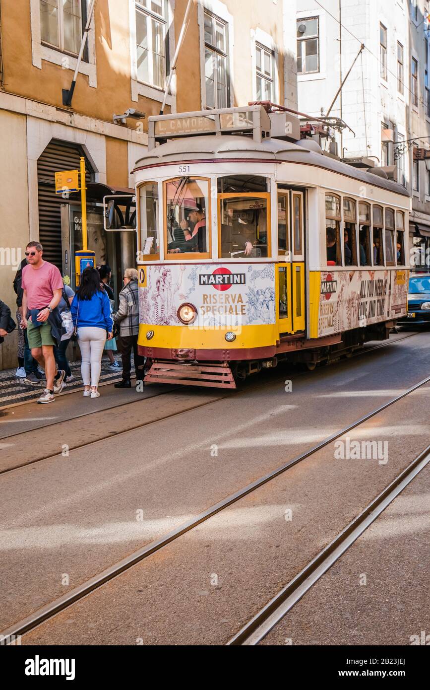 Touristen warten auf die gelbe Straßenbahn 28 in der Nähe der rua augusta in lissabon portugal Stockfoto
